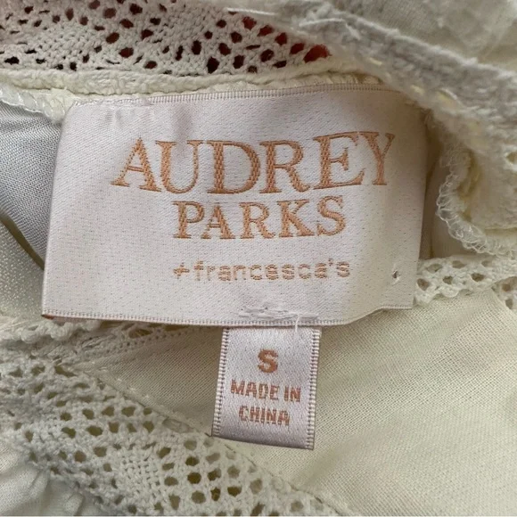 Audrey Parks + Francesca’s summer crochet backless dress. - Picture 3 of 6